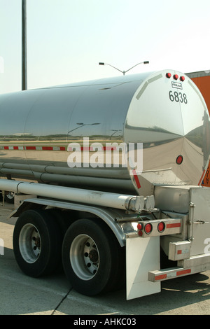 Nordamerikanischen Lkw und Chrom Tank halb Anhänger rig Stockfoto