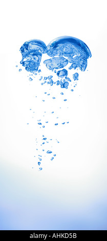 steigenden Luftblasen im Wasser Stockfoto