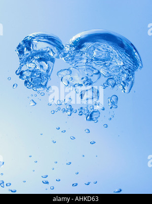 steigenden Luftblasen im Wasser Stockfoto