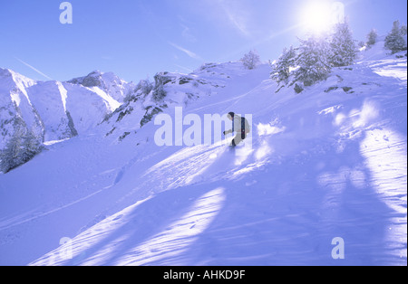 Mann Skifahren Tiefschnee Courchevel 1600 Savoie Frankreich Stockfoto