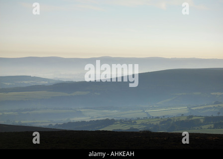 Sonnenaufgang über die Mauren von Dunkery Leuchtfeuer auf Exmoor gesehen Stockfoto