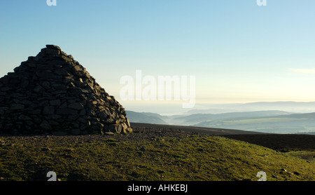 Sonnenaufgang über der Leuchtturm an der Spitze der Dunkery Hügel innerhalb der Exmoor National Park Stockfoto