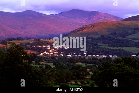 Blick in Richtung Keswick und Derwent Water in der Abenddämmerung von Skiddaw im englischen Lake District Cumbria Stockfoto