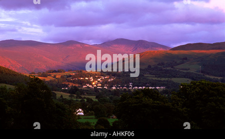 Blick in Richtung Keswick und Derwent Water in der Abenddämmerung von Skiddaw im englischen Lake District Cumbria Stockfoto