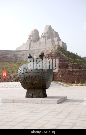Die Bronze Trommel vor dem Sstatues der Kaiser Di Yan und Huang Di an der gelb River Scenic Area Henan Provinz Stockfoto
