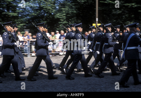 Der Queens Farbe Squadron der Royal Air Force RAF marschieren am Edinburgh Festival Cavalcade vor Edinburgh Military Tattoo Stockfoto