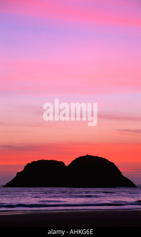 Twylight Nachleuchten auf hohe Wolken hinter die Felsnadeln bei Traeth Llyfn Pembrokeshire Wales UK Stockfoto