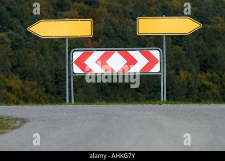 Verkehr Zeichen Pfeile links und rechts Deutschland Stockfoto