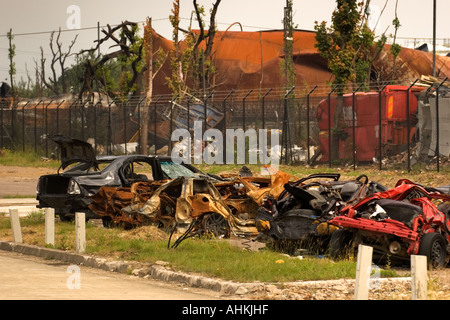 Autowracks nach Explosion und Feuer in Buncefield Oil Depot, Hemel Hempstead, Hertfordshire, England, UK.  11. Dezember 2005 Stockfoto