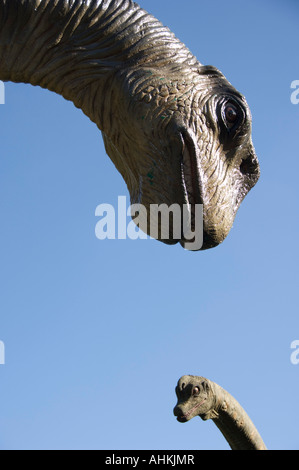 zwei Leben Größe Spielzeug Dinosaurier an Dan yr Ogof nationalen Schauhöhlen von Wales Brecon Beacons National Park Powys Wales Stockfoto