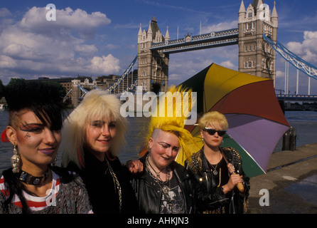 Vier weibliche Punks posieren vor der Tower Bridge London England UK Stockfoto