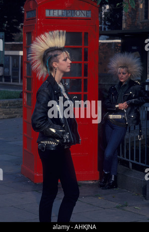 Weibliche Punks (Jackie & Renata) London England UK Stockfoto