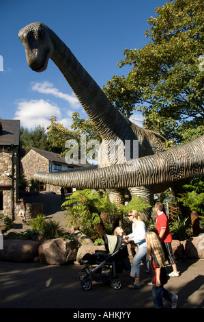 Familien-Picknick am Dan yr Ogof nationalen Schauhöhlen von Wales Brecon Beacons National Park Powys Wales Sommernachmittag Stockfoto