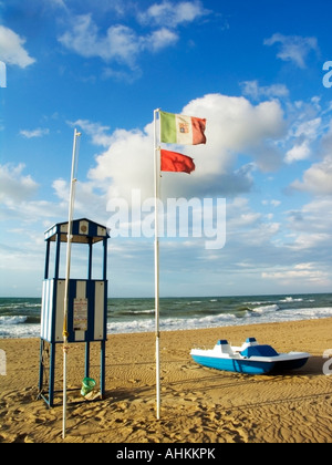 Baywatch Rettung Turm einsamen Strand in Marina di Lesina, Foggia, Apulien, Italien Stockfoto