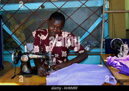 Afrika Kenia Tansania Grenze Grenze Schneider Kleidungsstück Nähen Handarbeiten Kenia Tansania Mann Stockfoto