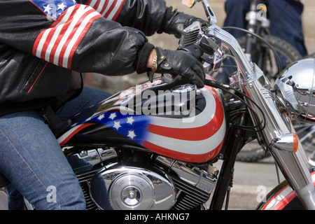Harley Davidson Motorräder fahren vor der Karnevalsumzug Stockfoto