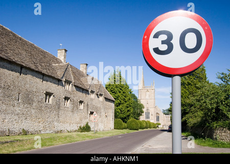 Tempolimit Schild 30 km/h auf ruhigen ländlichen Landstraße Stockfoto
