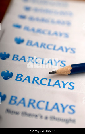 ein Bleistift sitting on Top of Barclays Bank Aussagen mit dem Barclays-Logo in den Hintergrund laufen Stockfoto