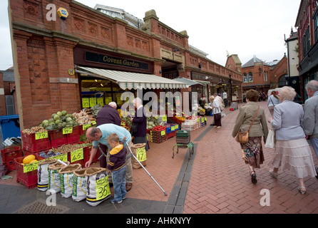 Obst und Gemüse stall auf Straßenmarkt Wrexham Flintshire Nord-Wales August 2007 Stockfoto