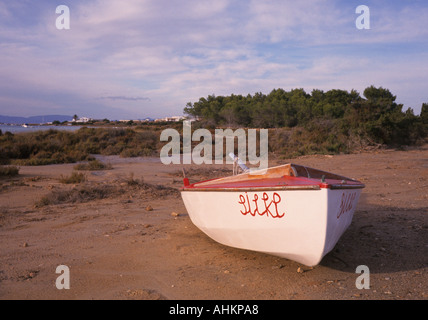 kleines Boot auf einer Sandbank in La Sabina Formentera Insel Balearen Inseln Spanien Stockfoto