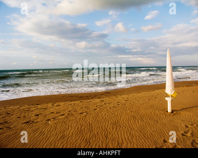 geschlossenen Regenschirm in einem einsamen Strand in Marina di Lesina, Foggia-Apulien Stockfoto