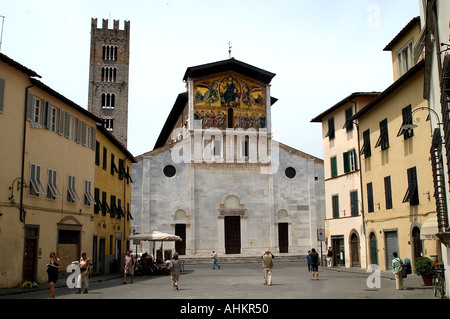 Die Basilika San Frediano ist eine romanische Kirche in Lucca, Italien, die sich auf der Piazza San Frediano befindet. Monumentales goldenes Mosaik auf der façade. Stockfoto