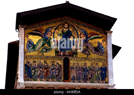 Die Basilika San Frediano ist eine romanische Kirche in Lucca, Italien, die sich auf der Piazza San Frediano befindet. Monumentales goldenes Mosaik auf der façade. Stockfoto