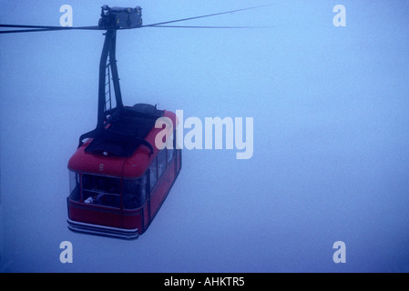 Venezuela Caracas Teleférico Seilbahn steigt durch Wolken hängen von El Avila Peak 2150 Metern Stockfoto