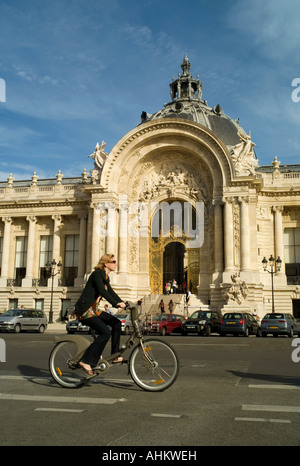 Radfahrer, Eingang, das Petit Palais, Paris, Frankreich Stockfoto