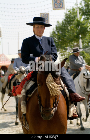 Jährliche Feria de Sevilla, Sevilla Fair, Amazone, Frau, Reiten ihr Pferd während der Feria de Abril, April Fair Stockfoto