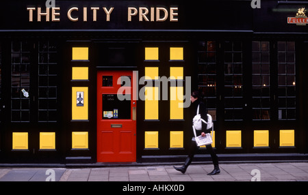 Die Stadt stolz Pub mit junge Frau (in Bewegungsunschärfe) zu Fuß zur Arbeit, Clerkenwell, London, England Stockfoto
