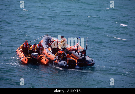 Für das Begräbnis am Meer: In einer feierlichen Zeremonie werden Asche über Bord von zwei RNLI-Schlauchboote aus Portsmouth, England gegossen Stockfoto