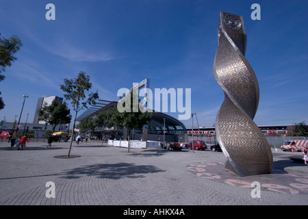 Stratford international Railway Station und Bus Terminus mit Uhr Skulptur Stockfoto