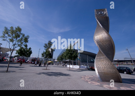 Stratford international Railway Station und Bus Terminus mit Uhr Skulptur Stockfoto