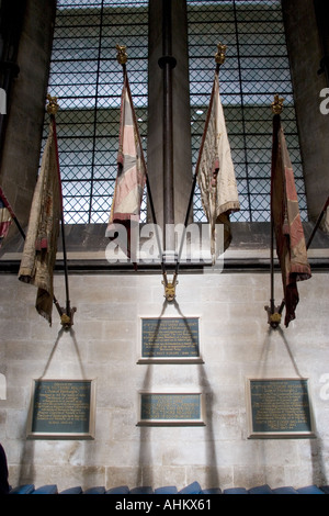 Farben von Wiltshire Regiment in Wiltshire Salisbury Kathedrale hängen Stockfoto