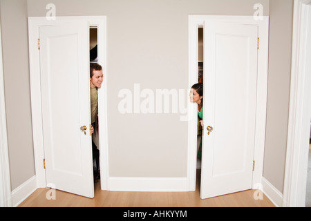 Paar Lächeln einander an Stockfoto