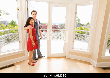 Paar im Eingang des neuen Hauses stehen Stockfoto