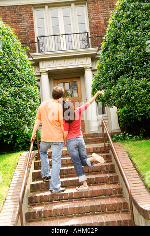 Paar zu Fuß in Richtung Haus Stockfoto