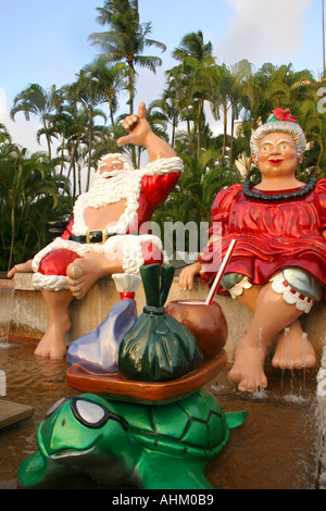 Hawaiian Santa Claus und Frau Claus auf einem Brunnen in Honolulu Hawaii Stockfoto