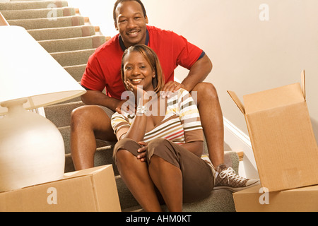 African Paar neben Umzugskartons Stockfoto