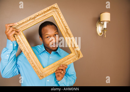 Afrikanischer Mann Durchsicht Bilderrahmen Stockfoto