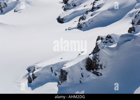 Schneeverwehungen auf einem Bergrücken in den Alpen Stockfoto