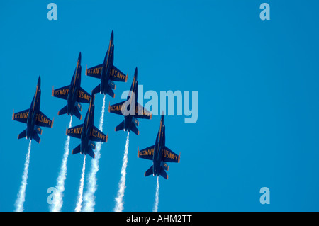 U S Navy s Blue Angels Flight Demonstration Team fliegen F-A-18 Hornet Düsen in Delta-Formation mit Rauch auf Stockfoto