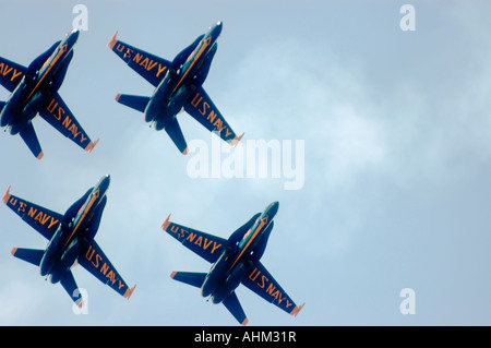 US Navy Blue Angels flight Demonstration Team FA18 Hornet Düsen in Diamant-Formation fliegen Stockfoto