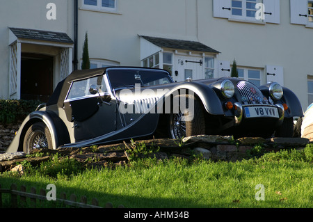 Morgan motor Auto 35. Jahrestag Ausgabe geparkt verchromten Heizkörper Lichter spinner Stockfoto