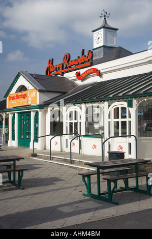 Original Harry Ramsdens Fish &amp; Chips-Laden und Restaurant, Guseley. Shop-Eingang im Hochformat aufgenommen. Stockfoto
