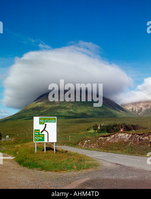 Eine Wolke Kappen den Gipfel des Glamaig in der Nähe von Sligachan auf Skye Stockfoto