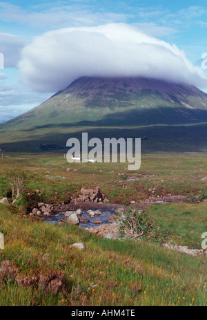 Eine Wolke Kappen den Gipfel des Glamaig in der Nähe von Sligachan auf Skye Stockfoto