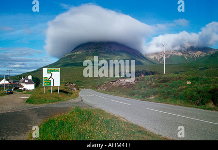 Eine Wolke Kappen den Gipfel des Glamaig in der Nähe von Sligachan auf Skye Stockfoto