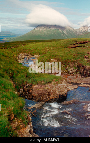 Eine Wolke Kappen den Gipfel des Glamaig in der Nähe von Sligachan auf Skye Stockfoto